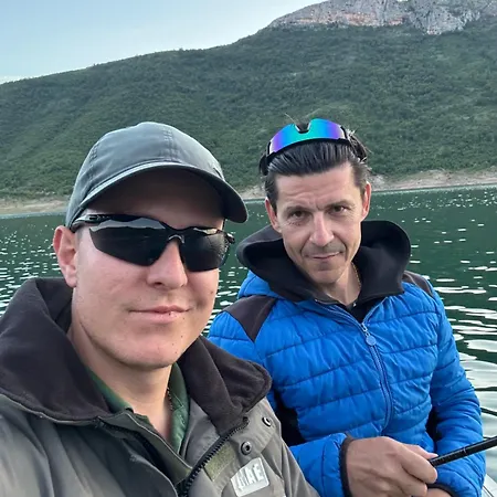 Botel Kamp Bilecko Jezero Ribolov